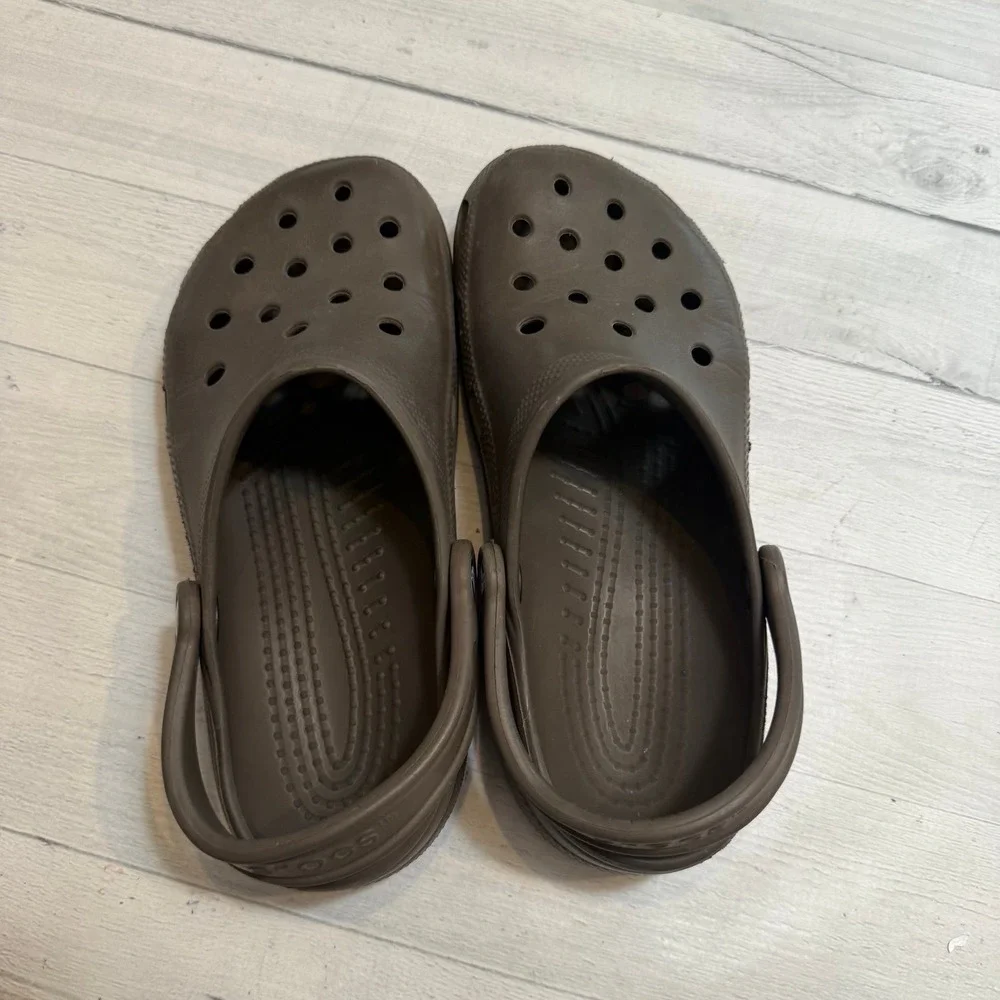 CROCS free pet